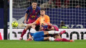 Aksi Kontroversial Joan Garcia: Selamatkan Gawang Barcelona dengan Mendorong Rekan Setim