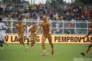 Ilija Spasojevic Memaafkan Rafael Struick Usai Insiden Tendangan Bola di Lapangan