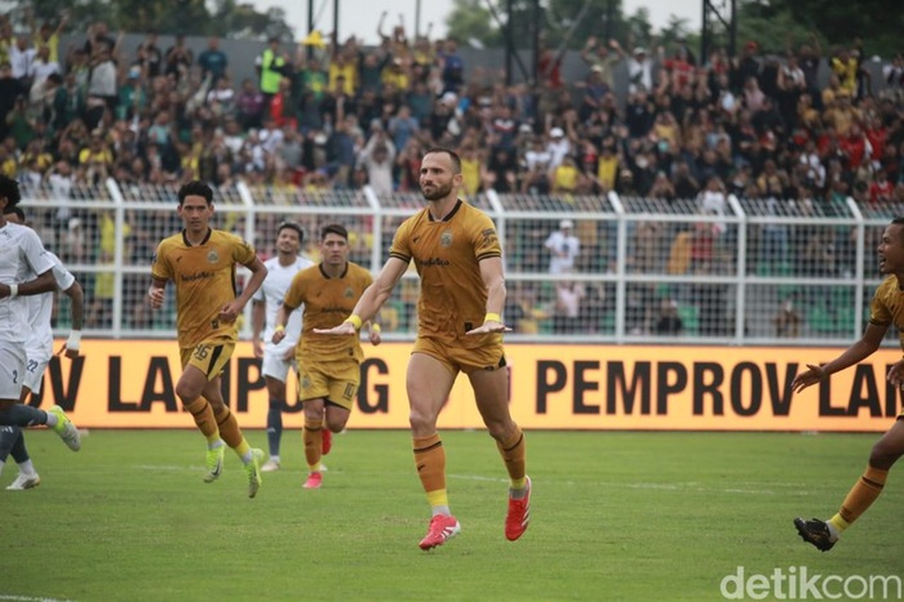 Ilija Spasojevic Memaafkan Rafael Struick Usai Insiden Tendangan Bola di Lapangan