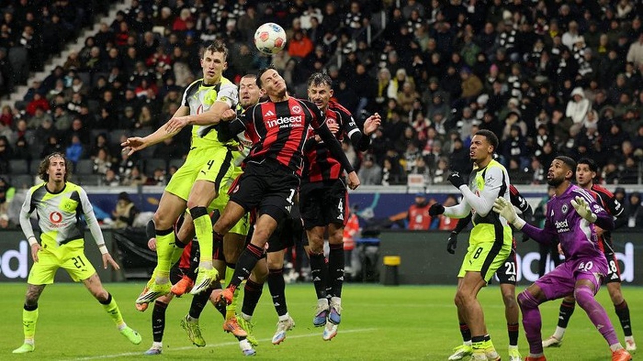 Drama 6 Gol di Deutsche Bank Park: Frankfurt dan Dortmund Berbagi Angka 3-3