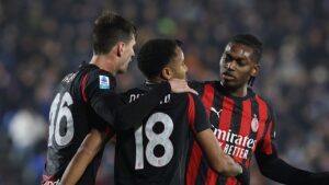 Drama Penalti Como vs Milan: Leao dan Nkunku Adu Argumen, Allegri Turun Tangan