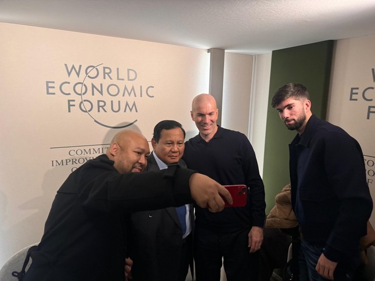 Prabowo Subianto Bertemu Zinedine Zidane di Davos, Netizen Harapkan Sang Legenda Latih Timnas Indonesia