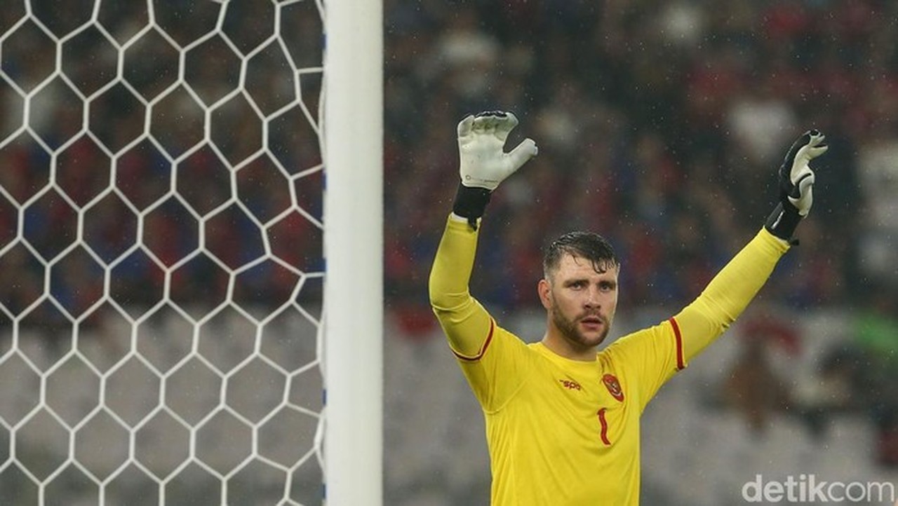 Ajax Amsterdam Dikabarkan Rekrut Maarten Paes, Suporter Beri Respons Beragam