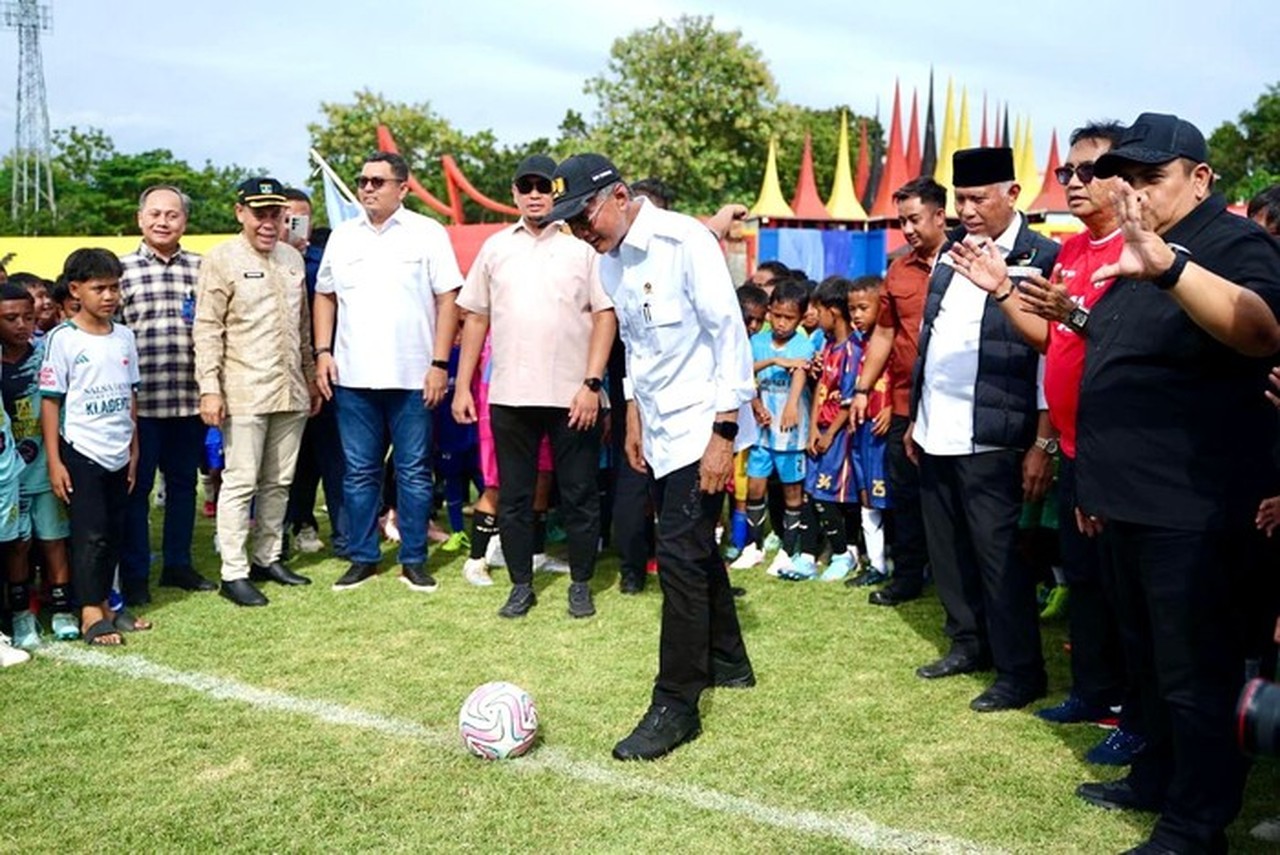 Andre Rosiade dan Menteri PU Buka Turnamen Sepak Bola Usia Dini Andre Rosiade Cup 1 2026 di Padang