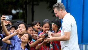 Timo Scheunemann Tekankan Latihan Rutin Kunci Sukses Pesepakbola Muda di MilkLife Soccer Challenge