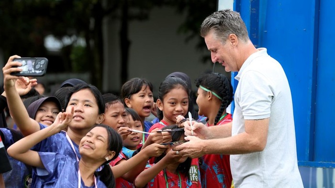 Timo Scheunemann Tekankan Latihan Rutin Kunci Sukses Pesepakbola Muda di MilkLife Soccer Challenge