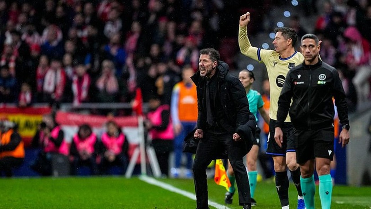 Diego Simeone Pede, Atletico Madrid Lumat Barcelona 4-0 di Semifinal Copa del Rey Diego Simeone Pede, Atletico Madrid Lumat Barcelona 4-0 di Semifinal Copa del Rey
