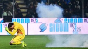 Kiper Inter Milan Emil Audero Terkapar Akibat Lemparan Flare Suporter di Kandang Cremonese