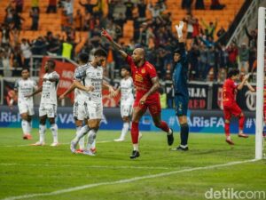 Rumput JIS Tak Ideal, Persija Jakarta Harus Beradaptasi Hadapi PSM Makassar
